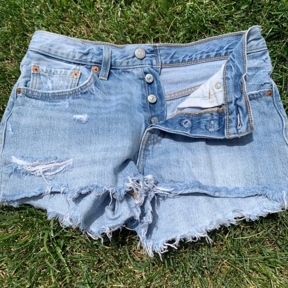 Levi’s 501 Shorts - Picture 2 of 3